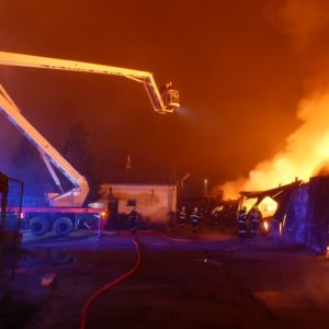 výšková technika u hořící haly Požár Ivančice 27.10.2018 Ekotex